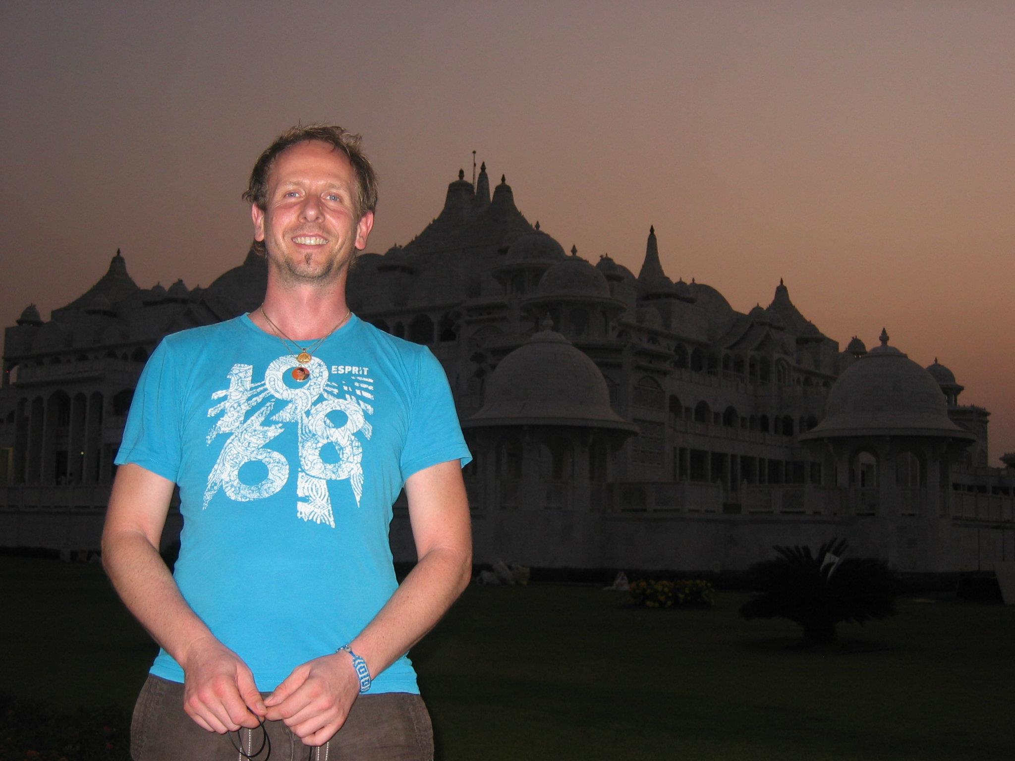 ich vor Oneness Tempel